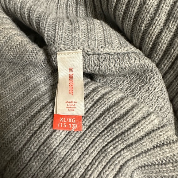 Beautiful Gray “ No Boundaries “ Modern Sweater!!! - Picture 3 of 3